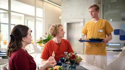 Erik Kolbeck (Eric Bouwer) stört Jasmin (Leslie-Vanessa Lill) und Fiete (Adrian R. Gössel) in der Mittagspause.