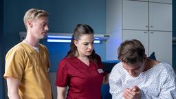 Erik Kolbeck (Eric Bouwer) und Jasmin (Leslie-Vanessa Lill) erleben, wie der stets gut gelaunte Sebastian Kerner (Marian Kindermann) Blut spuckt.