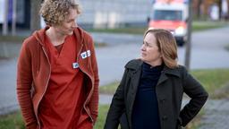 Fiete (Adrian R. Gösse) begleitet Barbara (Nadja Engel) mit ihrem Hexenschuss auf einen Spaziergang.