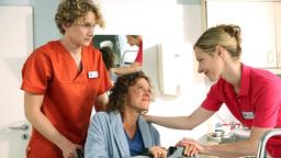 Fiete (Adrian Gössel) darf sich unter Alexandra Lundqvists (Friederike Linke) Aufsicht um die schwangere Patientin Nicole Fritsch (Katharina Spiering) kümmern.