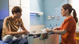 Jasmin (Leslie-Vanessa Lill) redet Sven (Marius Bistritzky), ins Gewissen, während sein bester Freund operiert wird.