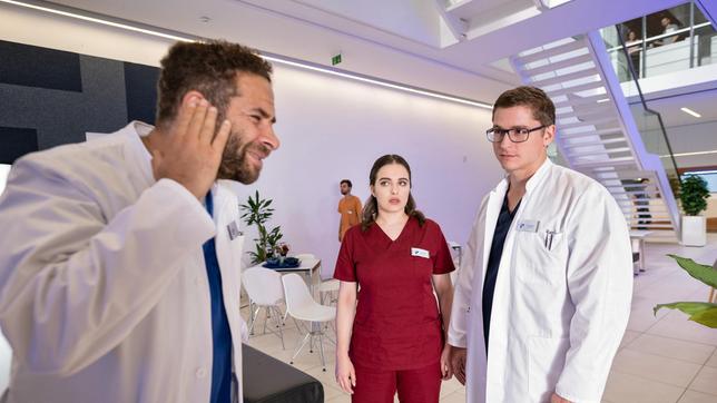 Bild: ARD/Felix Abraham Jasmin (Leslie-Vanessa Lill) versucht Dr. Moreau (Mike Adler) davon zu überzeugen, sich von Elias (Stefan Ruppe) untersuchen zu lassen.