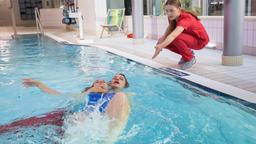 Louisa (Llewellyn Reichman) und Fiete (Adrian Gössel) retten Miriam Bender (Madeleine Krakor) vorm Ertrinken, als diese beim Aquasport im Krankenhaus-Schwimmbad einen Schwächeanfall erleidet.