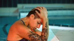 Mo (Jaëla Carlina Probst) ist mit der Situation überfordert und versucht sich im Schwimmbad abzulenken.