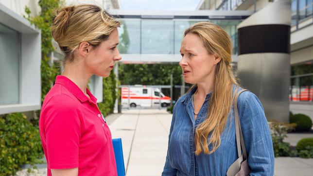 Bild: ARD/Daniela Incoronato Sophie Witte (Anja Schneider) sucht Rat bei Mos Ausbilderin Alexandra (Friederike Linke). Sie braucht dringend die Hilfe von Mo, doch kommt nicht an sie heran.