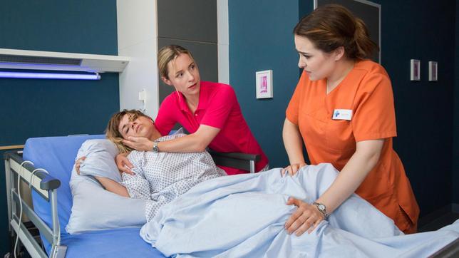 Bild: ARD/Andreas Wünschirs Völlig unerwartet bekommt Mo (Jaela Carlina Probst) einen Krampfanfall. Alexandra (Friederike Linke) will wissen, ob Jasmin (Leslie-Vanessa Lill) ihr Medikamente gegeben hat?