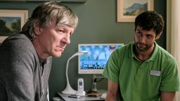 Darren Macneil (Michael Raphael Klein, re.) erklärt Harald Fuhrmann (Lutz Blochberger, li.), dass nur er allein sein Problem lösen kann.