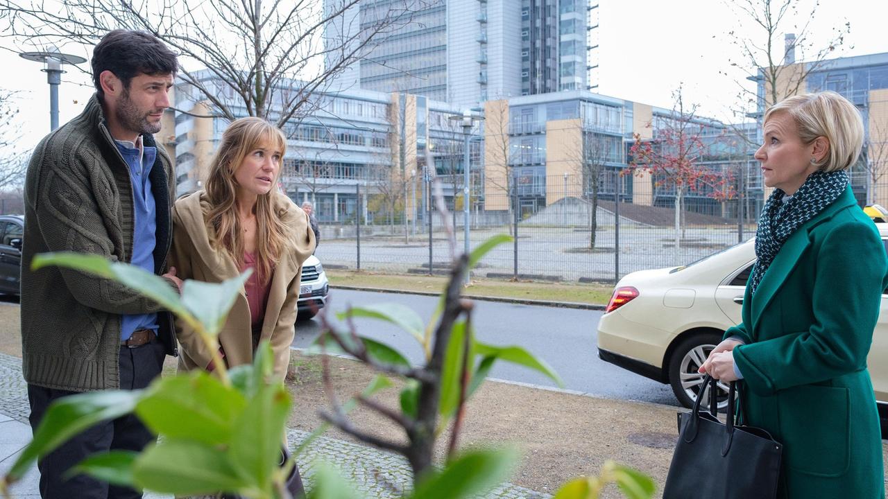 Als Dr. Kathrin Globisch (Andrea Kathrin Loewig, re.) morgens an der Klinik ankommt, trifft  sie Darren Macneil (Michael Raphael Klein, li.). Darren bittet Kathrin, seiner Freundin Paula Griesam (Lea Fassbender, mi.) zu helfen.