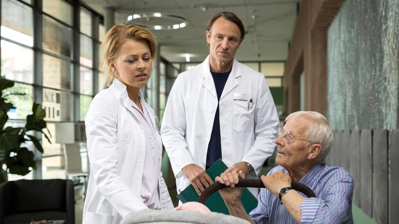 Als Otto Stein (Rolf Becker, re.) in der Sachsenklinik Dr. Ina Schulte (Isabell Gerschke, li.), die Ex-Freundin seines Sohnes Martin (Bernhard Bettermann, mi.), trifft, lädt er sie spontan zum ersten Geburtstag seiner Enkelin Klara ein.