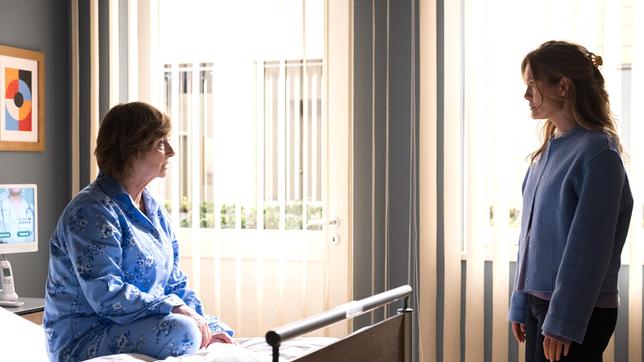Anna Wohlrab (Imke Büchel, li.) hat in der Sachsenklinik eine Notsituation ausgelöst, weil sie regelrecht panische Angst vor ihrer Herz-OP hatte. Ihre Tochter Franzi (Pauline Knof, re.) kann nicht fassen, dass ihre Mutter nicht einfach nur sagt, dass sie solche Angst hat.