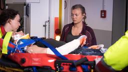 Anna Zübel (Katja Hutko, re.) begleitet ihre Schwester Finja (Eva Löser, liegend) nach einem Kletterunfall in die Sachsenklinik.