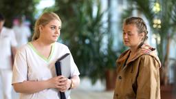 Anna Zübel (Katja Hutko, re.) erzählt Schwester Miriam (Christina Petersen, li.), was ihre Schwester ihr bedeutet.