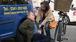 Arthur Regner (Joachim Paul Assböck) will von Harleen Kumar (Meral Perin) wissen, was sie daran hindert, ihren Gefühlen nachzugeben. Harleen hat einfach Angst, dass Arthur nicht lange trocken bleibt und wieder anfängt zu trinken. Das würde auch sie wieder in den Sog ziehen. Doch dann bricht Arthur plötzlich zusammen.