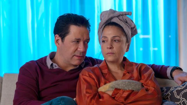 Arzu Ritter (Arzu Bazman) ist seit ihrer Rückkehr aus der Türkei ganz und gar nicht gut drauf. Ihr Mann Philipp Brentano (Thomas Koch) macht sich wirklich Sorgen um sie.