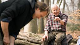 Bei einer Wanderung findet Otto Stein (Rolf Becker, re.) eine Stelle, an der er angeblich als Kind einen Schatz verbuddelt hat. Er drückt seinem Sohn Martin Stein (Bernhard Bettermann, li.) eine Schaufel in die Hand und er soll anfangen zu graben. Martin ist sich nicht ganz sicher, ob er seinen Vater noch ernst nehmen kann. Niemals wird er hier einen Schatz finden.