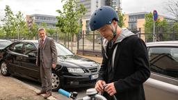 Beim Ankommen an der Klinik macht Pfleger Kris Haas (Jascha Rust, re.) Dr. Rolf Kaminski (Udo Schenk, li.) darauf aufmerksam, dass er mit seinem Auto auf dem Behindertenparkplatz parkt. Kaminski, der eh schon in Eile ist, lässt Kris' Bemerkung den Kragen platzen und er brüllt ihn an.