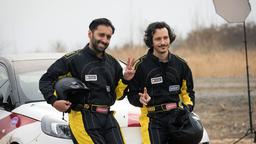 Cem Günez (Omar Akbar, li.) hat seinen Bruder Ali (Ferdi Özten, re.) zu einem Fotoshooting für die kommende Rallye-Saison überredet.
