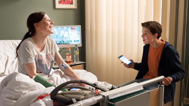 Cosmo Wolff (Max Bär) hat wirklich großen Spaß mit seiner leiblichen Mutter Jacky (Isabel Bongard) und genießt die Zeit mit ihr in vollen Zügen. Cosmo findet seine Pflegemutter Miriam super, aber er hofft  auch, dass er bald wieder bei seiner echten Mutter leben kann.