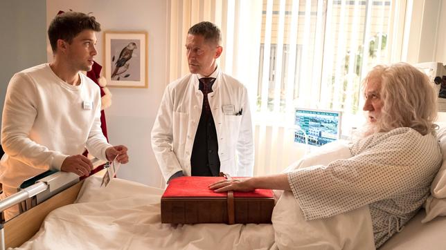 Bild: MDR/Rudolf Wernicke Der unbekannte Patient (Ilja Richter, re.), der nach einem Sturz behauptet, der Weihnachtsmann zu sein, bringt Dr. Kaminski (Udo Schenk, mi.) an seine Grenzen. Pfleger Kris Haas (Jascha Rust, li.) amüsiert sich darüber.