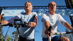 Die beiden Freunde Dr. Roland Heilmann (Thomas Rühmann, li.) und Dr. Achim Kreutzer (Holger Daemgen, re.) radeln los und freuen sich mal wieder etwas Zeit miteinander verbringen zu können.