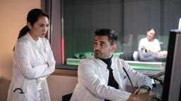 Dr. Ilay Demir (Tan Çağlar) bittet Dr. Lilly Phan (Mai Duong Kieu) um Unterstützung bei der Behandlung einer Patientin. Doch auch sie kann nicht organisch auffälliges feststellen.