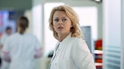 Dr. Ina Schulte (Isabell Gerschke) hat sich auf die Gynäkologie-Stelle in der Sachsenklinik beworben. Doch hier ist Dr. Kai Hoffmann Chefarzt und dieser ist alles andere als begeistert, Ina an "seiner" Klinik zu haben.