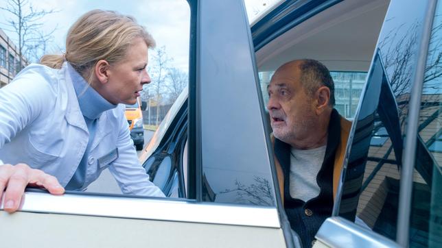 Bild: MDR/Saxonia Media/Sebastian Kiss Dr. Ina Schulte (Isabell Gerschke) kann ihren Vater Ewald (Jürgen Haug) gerade noch aufhalten. Ewald hat Alzheimer und Darmkrebs im Endstadium. Angeblich will er seiner 6-jährigen Tochter Ina unbedingt schwimmen beibringen.