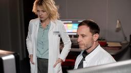 Dr. Ina Schulte (Isabell Gerschke) und Dr. Kai Hoffmann (Julian Weigend) entdecken eine lebensbedrohliche Diagnose bei einem Patienten. Er muss sofort operiert werden.