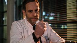 Dr. Kai Hoffmann (Julian Weigend) hadert mit seiner Qualifikation als Chefarzt.