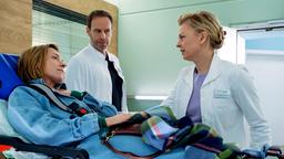 Dr. Kai Hoffmann (Julian Weigend) hat hinter der Sachsenklinik Dr. Ina Schultes (Isabell Gerschke, re.) Freundin Sally Kuhn (Friederike Linke, li.) mit starken Atemproblemen gefunden.