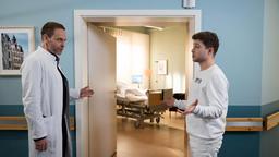 Dr. Kai Hoffmann (Julian Weigend, li.) hat Kris Haas (Jascha Rust, re.) gebeten, den Straßenzauberer Robin Engels nicht aus den Augen zu lassen. Doch als Kai nach ihm sehen will, ist das Patientenzimmer leer und von Robin keine Spur.