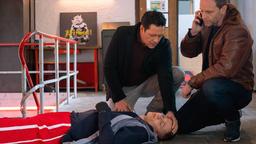 Dr. Kai Hoffmann (Julian Weigend, re..) und Dr. Philipp Brentano (Thomas Koch, li.) finden Finn Mohrbach (Tristán López, liegend) tatsächlich in seinem Boxclub. Als sie ihm sagen, dass er sehr wahrscheinlich eine lebensgefährliche Hirnblutung hat, läuft er davon und bricht zusammen.