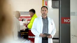 Dr. Kai Hoffmann (Julian Weigend) war zwar darauf vorbereitet, dass Dr. Ina Schulte sich auf die neue Stelle als Gynäkologin beworben hat, doch als er sie sieht, ergreift er sofort die Flucht.