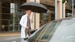 Dr. Kaminski (Udo Schenk) will sein Auto umparken. Am Morgen war er in Eile und der Behindertenparkplatz war der einzig freie Parkplatz. Doch er kommt zu spät. Sein Auto ist weg und Dr. Demirs Auto steht auf dem Behindertenparkplatz.