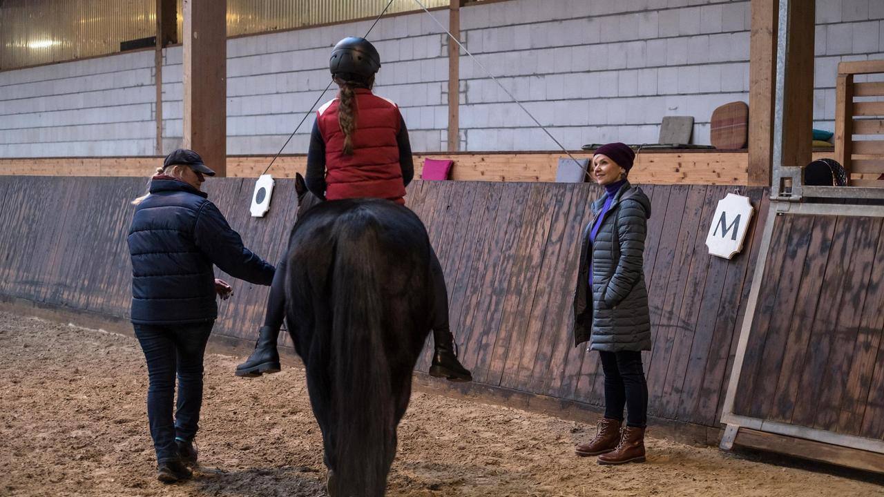 Dr. Kathrin Globisch (Andrea Kathrin Loewig, re.) freut sich, dass ihre Tochter Hanna (Helena Pieske, mi.) so viel Freude und Ausgleich in ihrem neuen Hobby findet.