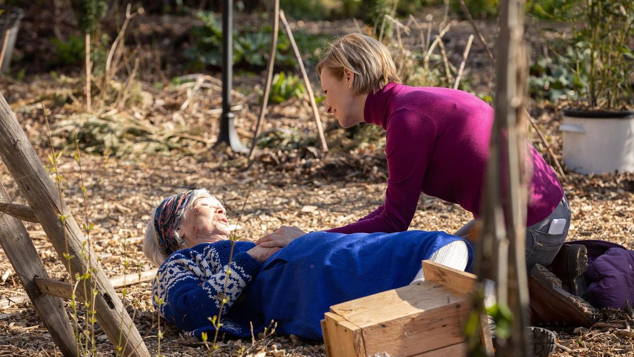 Dr. Kathrin Globisch (Andrea Kathrin Loewig, oben) hat ihre Tochter zum Reiterhof gebracht. Auf dem Rückweg hat sie Unfallgeräusche gehört und Resa Petrasch (Ilona Schulz, liegend) nach einem Sturz in ihrem Garten gefunden.