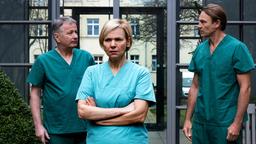 Dr. Kathrin Globisch (Andrea Kathrin Loewig, mi.) kommt als Lebendspenderin für ihre Tochter nicht infrage. Dr. Roland Heilmann (Thomas Rühmann, li.) und Dr. Martin Stein (Bernhard Bettermann, re.) sehen nur noch eine Möglichkeit. Doch von der will Kathrin auf keinen Fall etwas wissen.