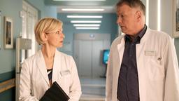 Dr. Kathrin Globisch (Andrea Kathrin Loewig) schüttet ihrem Freund und Kollegen Dr. Roland Heilmann (Thomas Rühmann) ihr Herz aus. Kathrins Tochter Hanna ist momentan recht dünnhäutig und immer noch sauer auf ihre Mutter Und nun steht noch der Aufklärungskurs in der Sachsenklinik an. Kathrin hat Angst, dass Hanna eins und eins zusammenzählt.