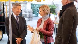 Dr. Kathrin Globisch (Andrea Kathrin Loewig, mi.) und Dr. Roland Heilmann (Thomas Rühmann, re.) treffen auf dem Wochenmarkt ihren Kollegen Dr. Rolf Kaminski (Udo Schenk, li.).