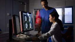 Dr. Lilly Phan (Mai Duong Kieu) entdeckt auf den CT-Aufnahmen von Maria Weber ein Hämatom. Da es noch sehr klein ist, könnte es sich von allein zurückbilden und Dr. Phan rät, abzuwarten. Dr. Kai Hoffmann (Julian Weigend), der durch Marias Unfall in einem emotionalen Ausnahmezustand ist, fehlt allerdings gerade die fachlich gebotene Geduld.