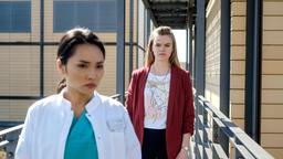 Dr. Lilly Phan (Mai Duong Kieu, li.) hat ihre ehemals beste Freundin Juliane Kling (Sophia Schober, re.) überredet, sich von ihr operieren zu lassen. Doch jetzt macht Lilly einen Rückzieher.