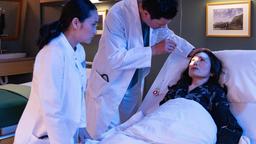 Dr. Lilly Phans (Mai Duong Kieu, li.) Mutter Hoa (Akiko Hitomi, re.) geht es zunehmend schlechter. Lilly und Dr. Philipp Brentano (Thomas Koch) vermuten eine Hirnblutung.