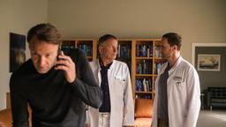 Dr. Martin Stein (Bernhard Bettermann, li.) arbeitet trotz Vollzeitbetreuung seiner Enkelin weiter als Klinikleiter. Für seinen Freund und Kollegen Dr. Roland Heilmann (Thomas Rühmann, mi.) und Chefarzt Dr. Kai Hoffmann (Julian Weigend, re.) ist klar ... das ist nicht zu schaffen.