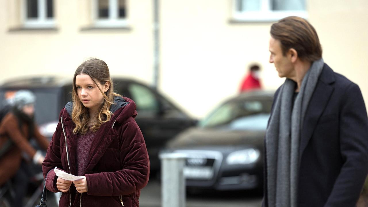 Dr. Martin Stein (Bernhard Bettermann) begegnet vor der Sachsenklinik Josie Bachler (Lilly Barshy), die verunsichert wirkt. Da es ihr nicht besonders gut zu gehen scheint, schafft es Martin feinfühlig, sie mit in die Klinik zu nehmen.