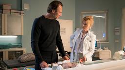 Dr. Martin Stein (Bernhard Bettermann) bittet Dr. Ina Schulte (Isabell Gerschke) seine Enkelin zu untersuchen. Die Kleine hat leichte Temperatur. Doch Ina kann ihn beruhigen ... leichte Temperatur ist bei Babys nichts Ungewöhnliches. Dennoch bittet Martin Ina, das Baby noch einmal komplett durchzuchecken.