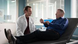 Dr. Martin Stein (Bernhard Bettermann, li.) wird seinen Freund und Kollegen Dr. Roland Heilmann (Thomas Rühmann, re.) operieren. Roland gibt sich gelassen, doch Martin ahnt, wie es wirklich um ihn steht..