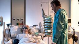 Dr. Martin Steins (Bernhard Bettermann) Patientin Resa (Emma Bahlmann) wacht nicht aus der Narkose auf.