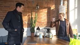 Dr. Philipp Brentano (Thomas Koch, li.) macht sich Sorgen um seinen Chefarzt Dr. Kai Hoffmann (Julian Weigend, re.). Als Philipp Kai zu Hause aufsucht und Kai ihm am frühen Nachmittag ziemlich selbstverständlich ein Glas Alkohol anbietet, weiß Philipp, dass seine Sorge berechtigt ist.