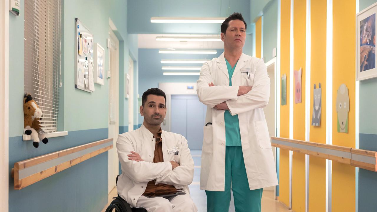 Dr. Philipp Brentano (Thomas Koch, re.) und Dr. Ilay Demir (Tan Caglar, li.) beobachten eine Kollegin und trauen ihren Augen nicht.