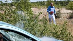 Dr. Roland Heilmann (Thomas Rühmann) hat Angst, dass seine Freundin Kathrin Globisch in dem verunfallten Auto sitzt.